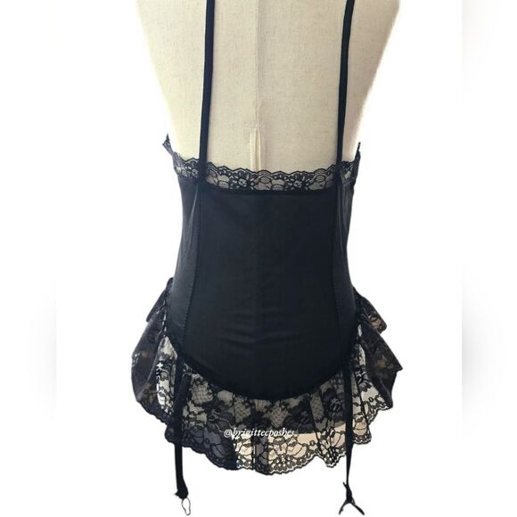 VINTAGE Black Lace Lingerie With Black Lace Fingerless Gloves And Garter - Picture 6 of 9